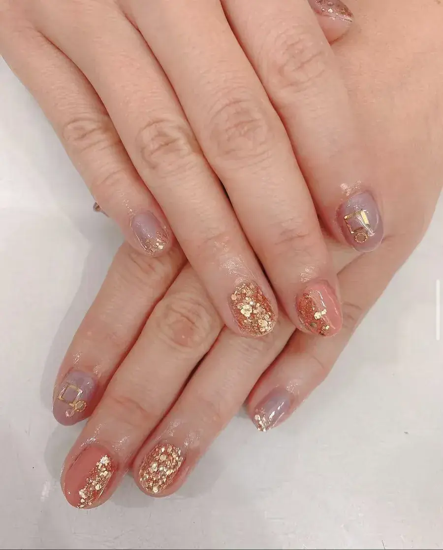 淡紫透明底鋪金箔亮片的漸層凝膠美甲,短圓甲型|台中逢甲美甲作品