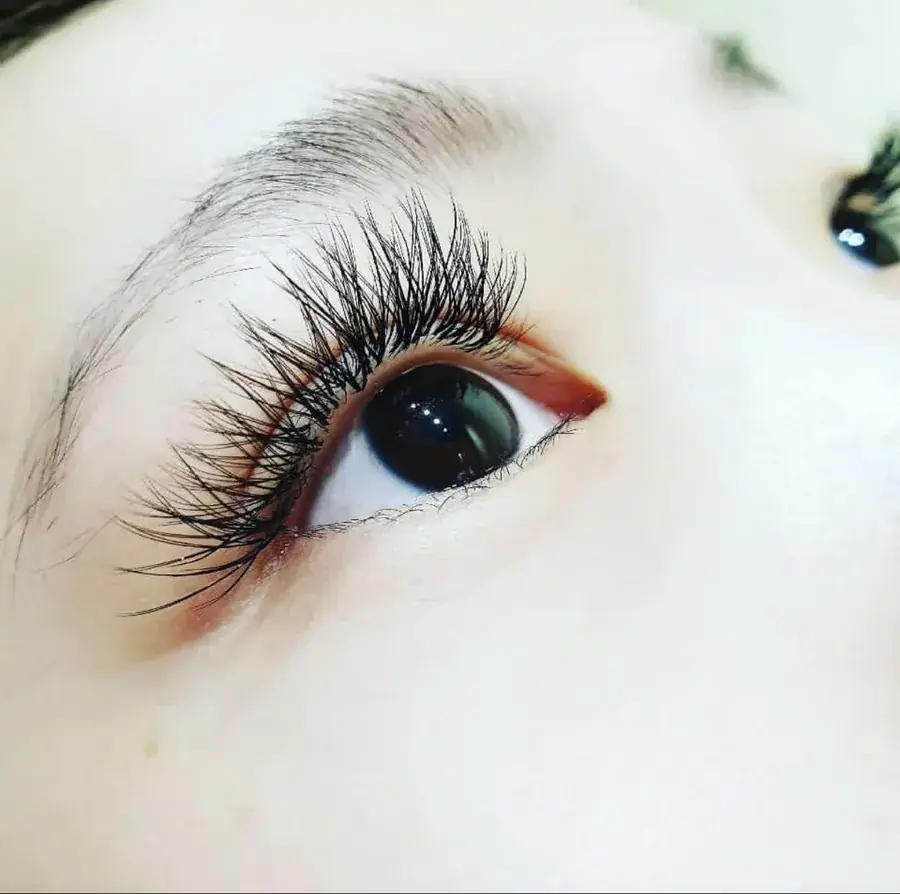 光固美睫濃密上翹款,長度與密度較高的睜眼實拍|台中逢甲接睫毛 W.M自然美學空間