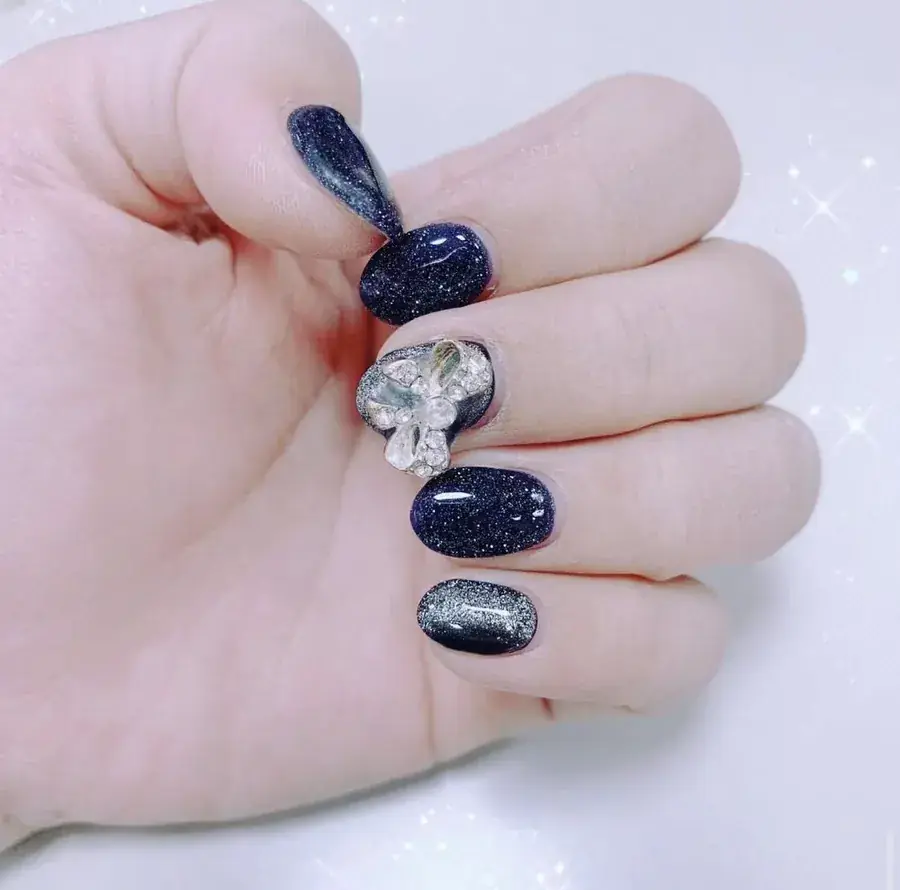深藍星空閃粉搭配立體白花與水晶的凝膠美甲,橢圓甲型|台中西屯美甲